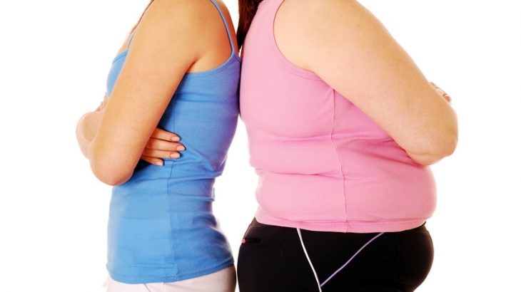 obesidade como tratar - mulher magra e mulher obesa encostadas uma na outra.